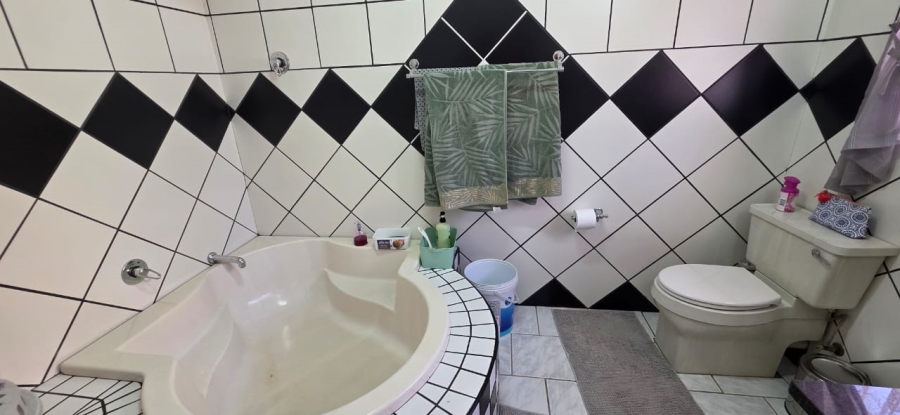 5 Bedroom Property for Sale in Wilkoppies North West